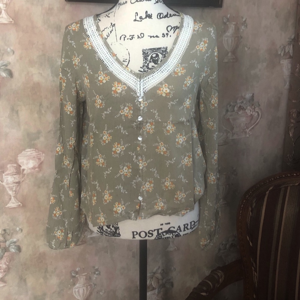 HIPPIE ROSE MEDIUM OLIVE GREEN FLORAL BUTTON FRONT TOP - Picture 3 of 6